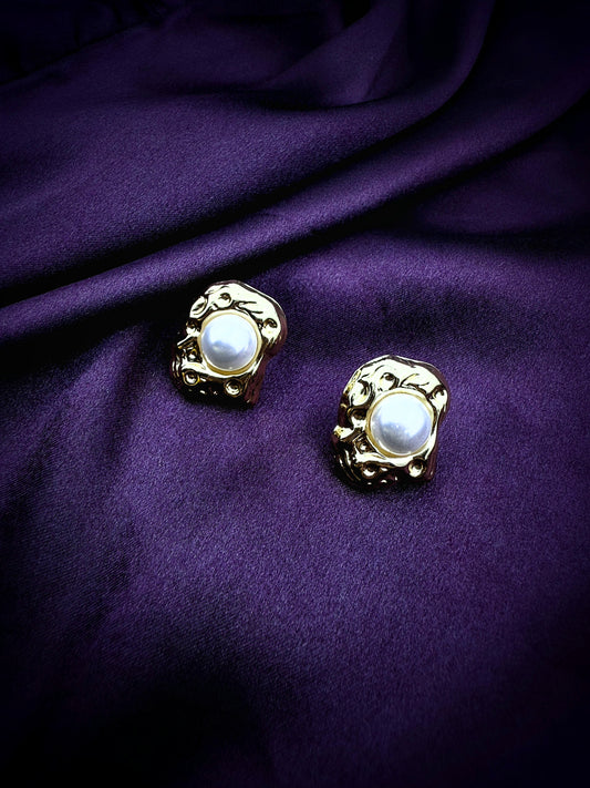 Centre Pearl Studs