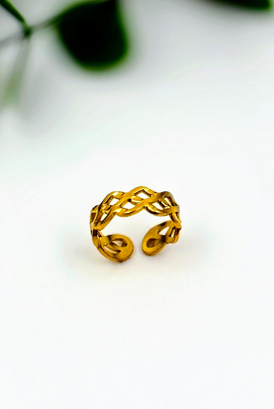 Minimalist Criss Cross Finger Band