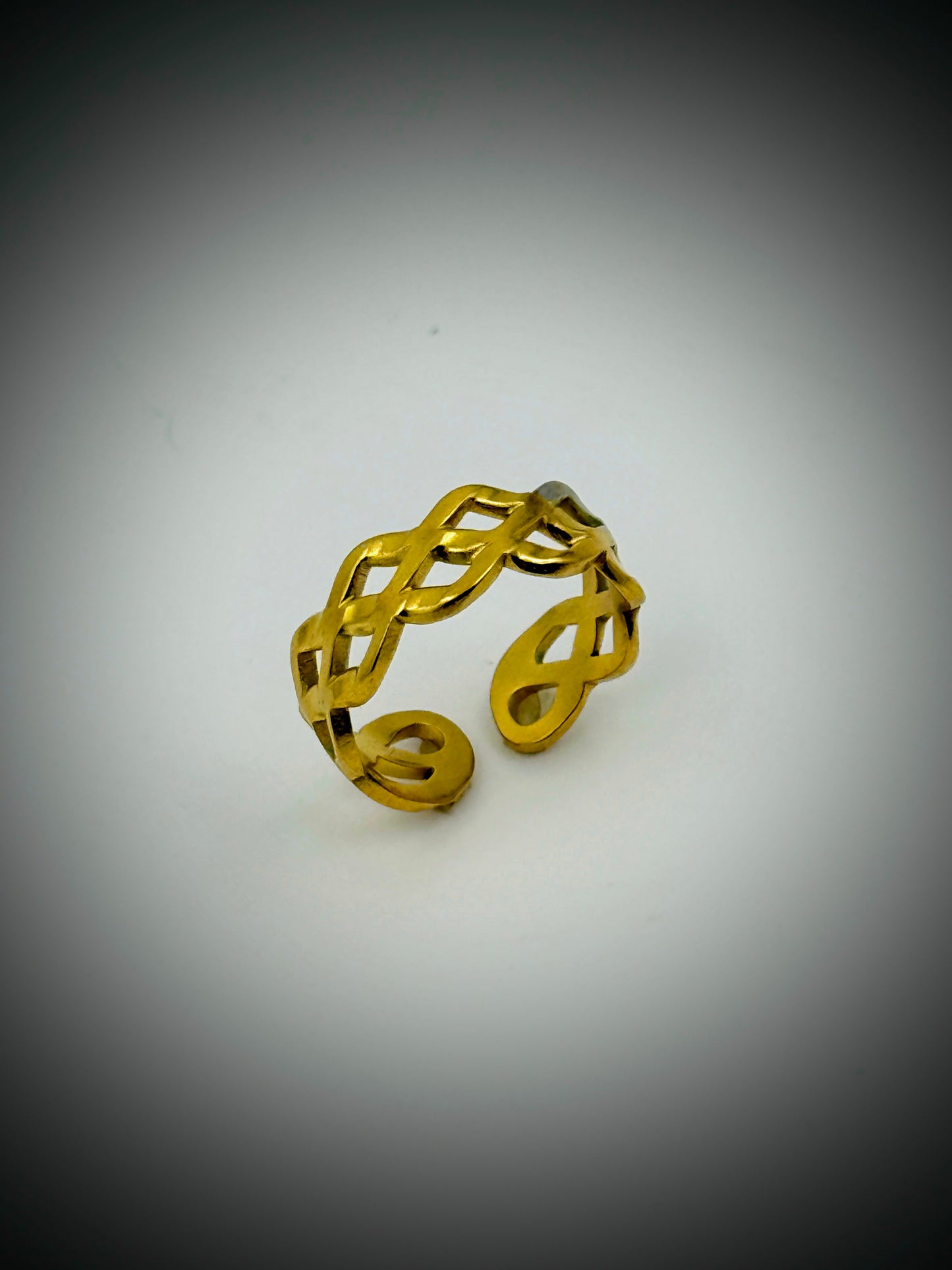 Minimalist Criss Cross Finger Band